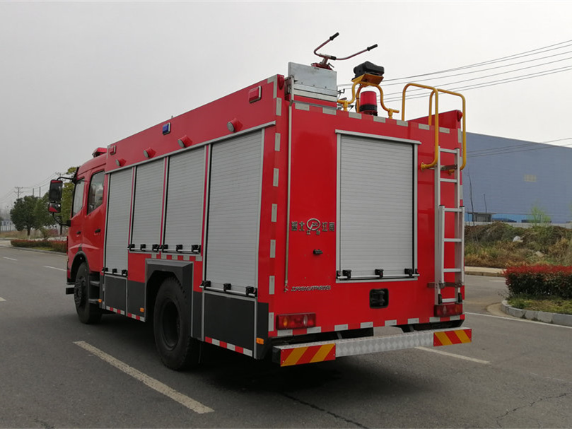東風5.5噸水罐消防車