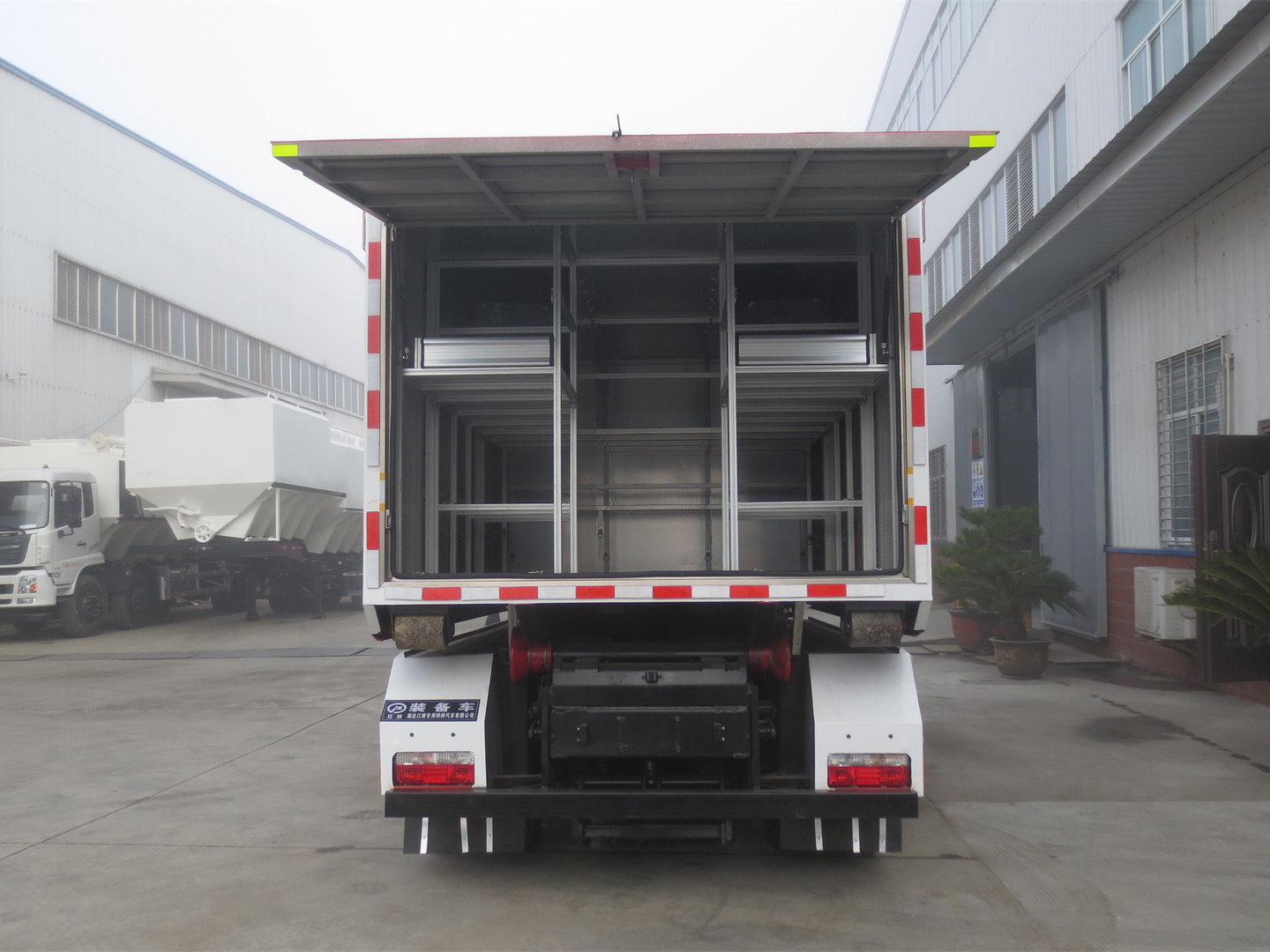 東風自卸式器材裝備運輸車