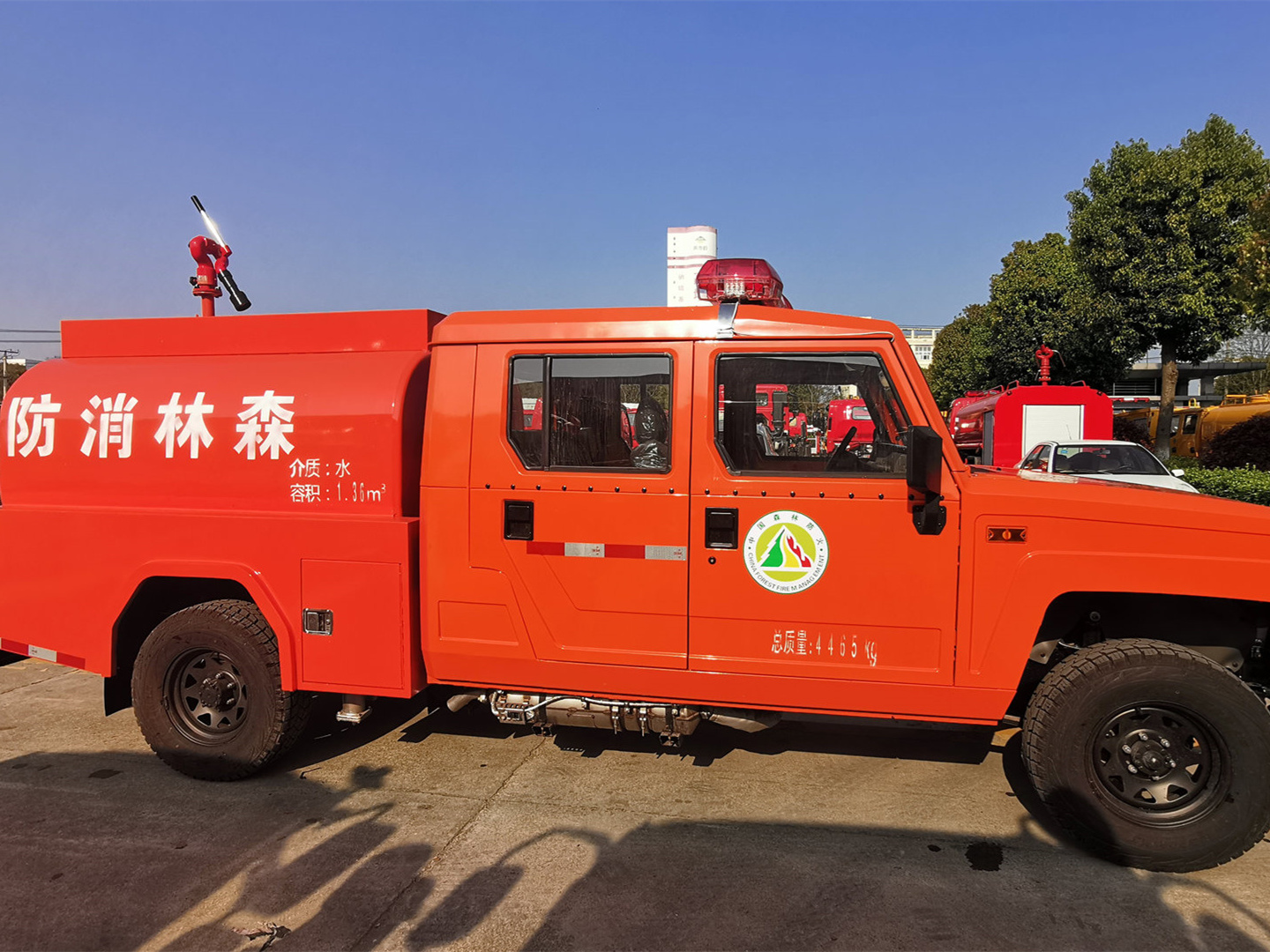 森林四驅(qū)勇士雙排1.36噸供水車(chē)（圓罐）